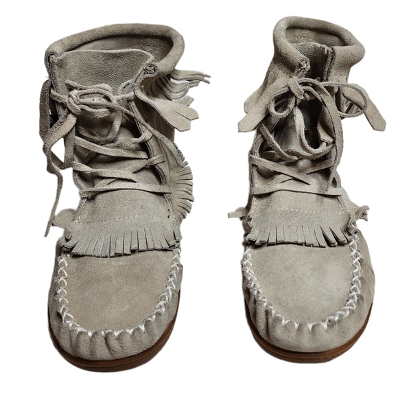 Softmoc grey moccasin fringe booties. - Picture 6 of 17